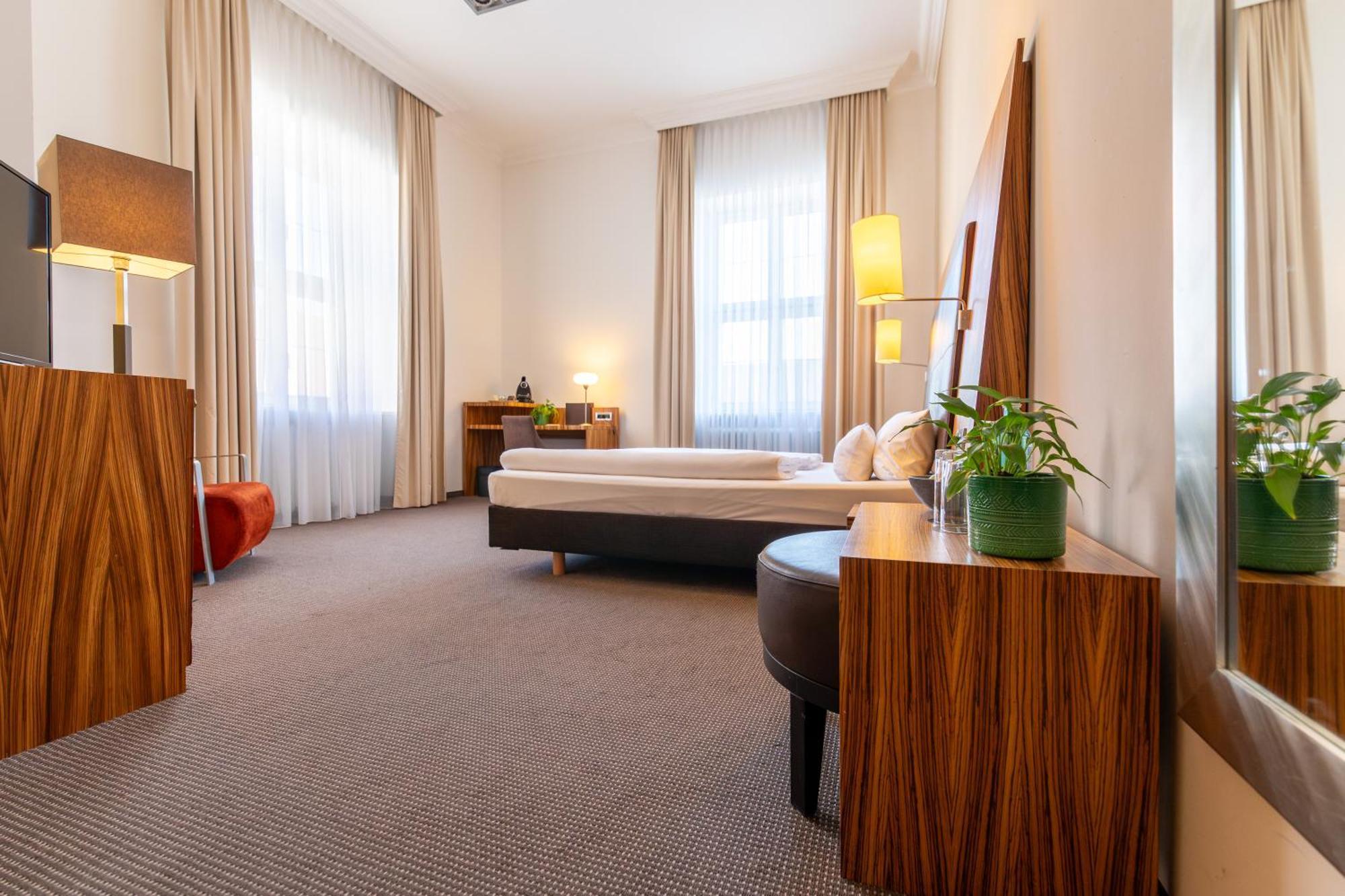 Herzogshof - Boutique-Hotel Am Dom Регенсбург Экстерьер фото