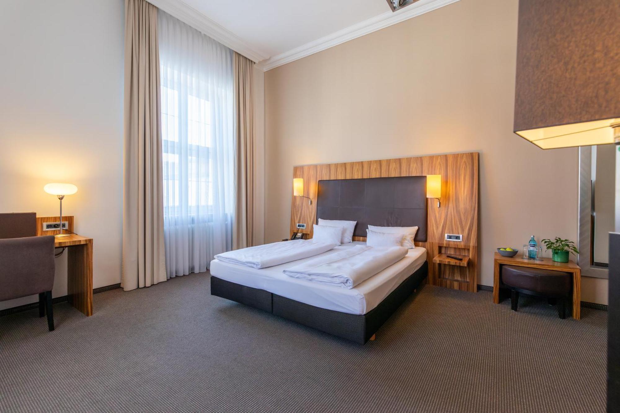 Herzogshof - Boutique-Hotel Am Dom Регенсбург Экстерьер фото